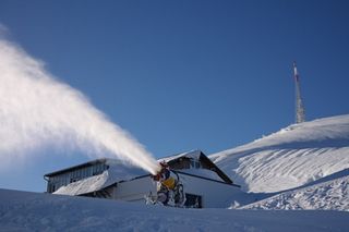 China: World's largest indoor ski resort applies energy saving measures