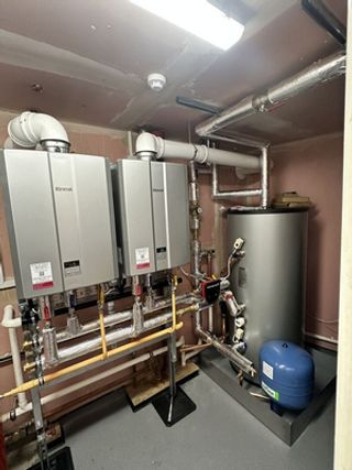 Rinnai High-Efficiency Hybrid Water Heaters: Lower On-Site Emissions and Meet Peak Demand at West Country Hotel