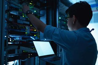 Ways to bridge the IT skills gap in data center operations