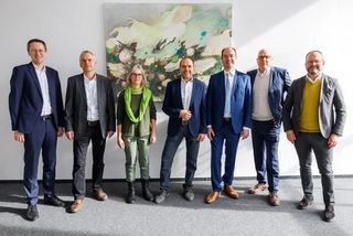 Lauda honors Elmar Mohr for 40 years of service